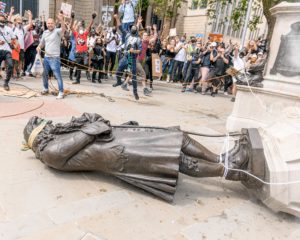 Photo of statue of Colston falling to the ground (© David Griffiths)