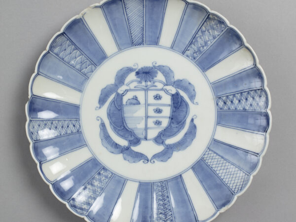 Dish of porcelain with design of unknown coat of arms in blue on white