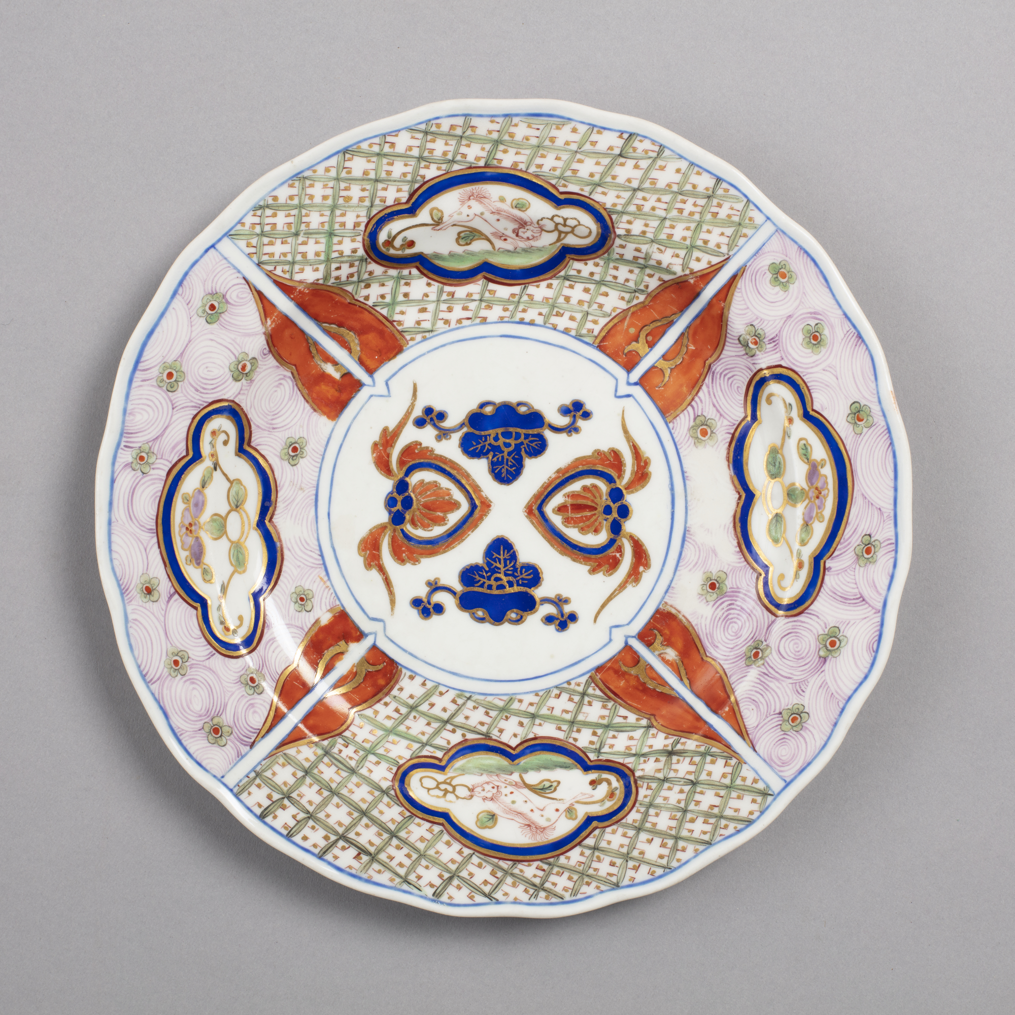 Dish with design of Chinese lions and paulownia crests in red, blue and green