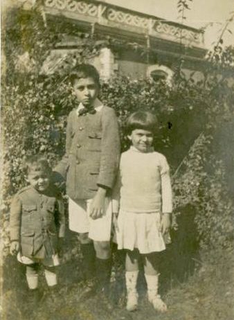 Black and White photo of Clifford George Burns (father) with two of his Anglo-Indian cousins in India, 1917.